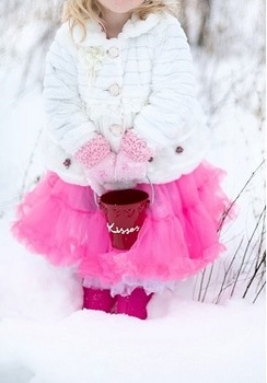 little-girl-雪とピンク色2.jpg